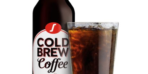 Cold Brew Coffee v lahvi se skleničkou