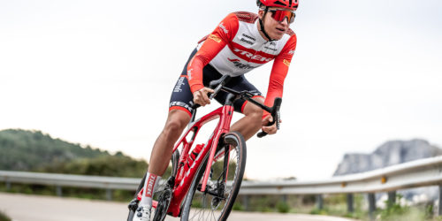 Cyklista Mathias Vacek na silnici na kole