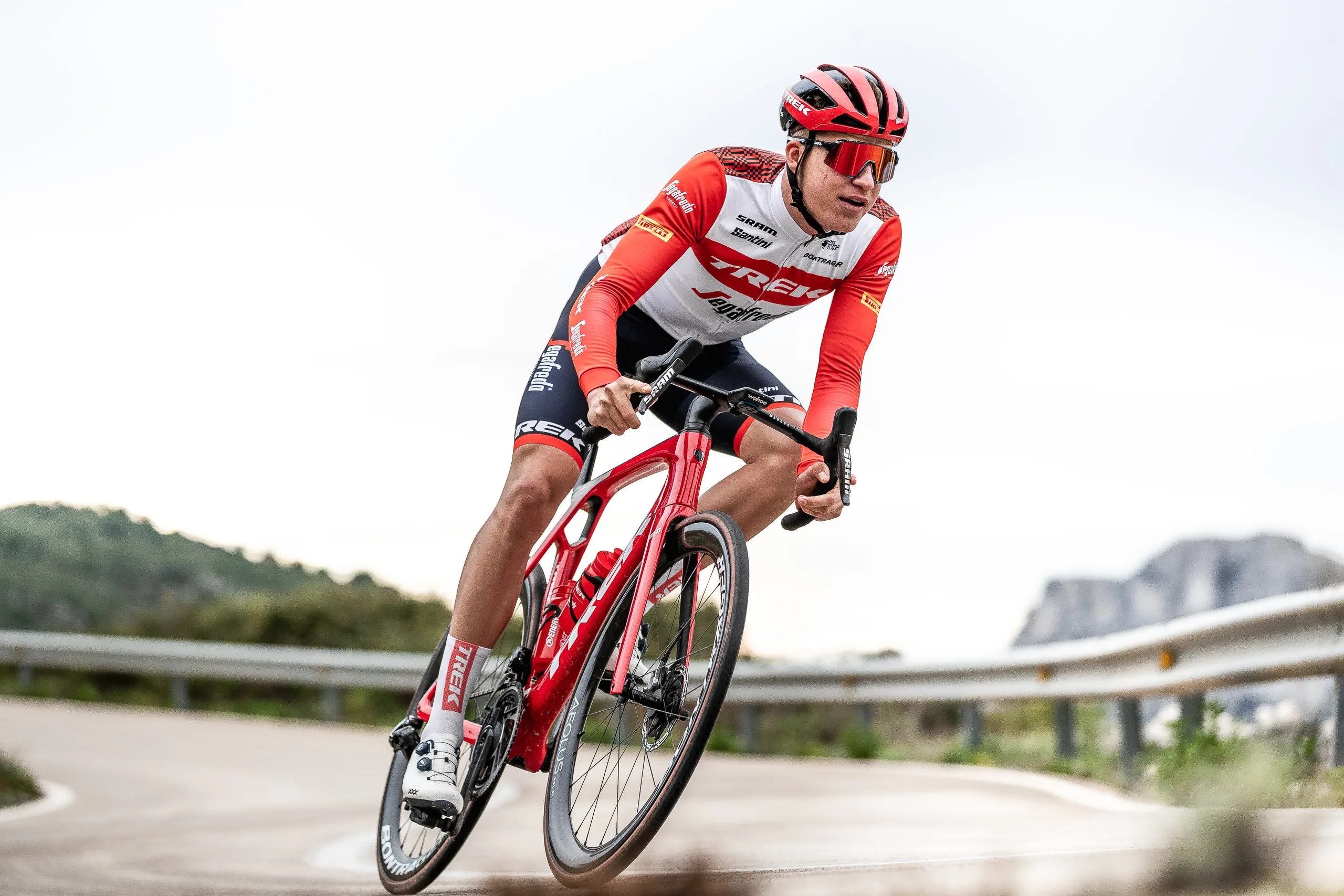 Cyklista Mathias Vacek na silnici na kole