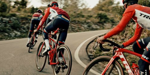 Cyklisté na silnici na treku Segafredo