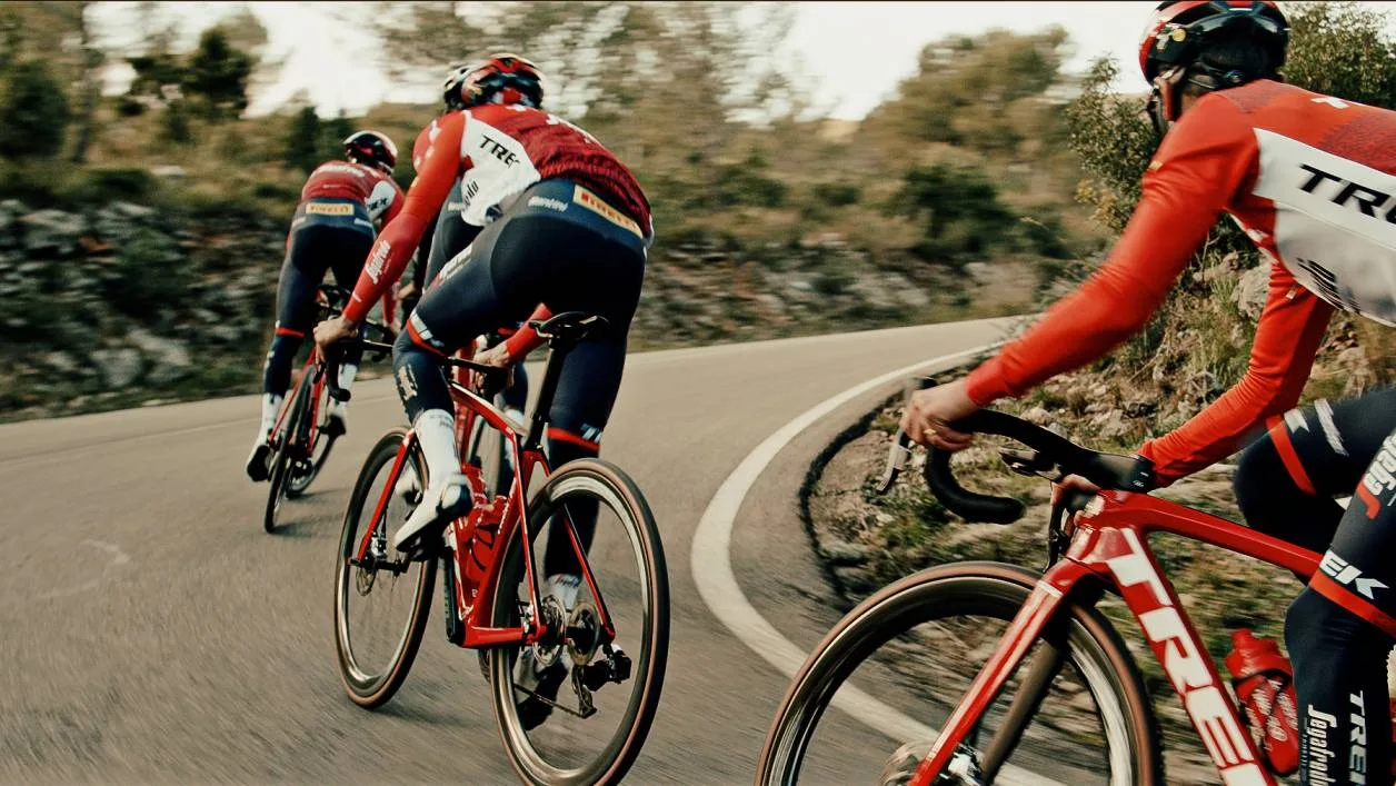 Cyklisté na silnici na treku Segafredo