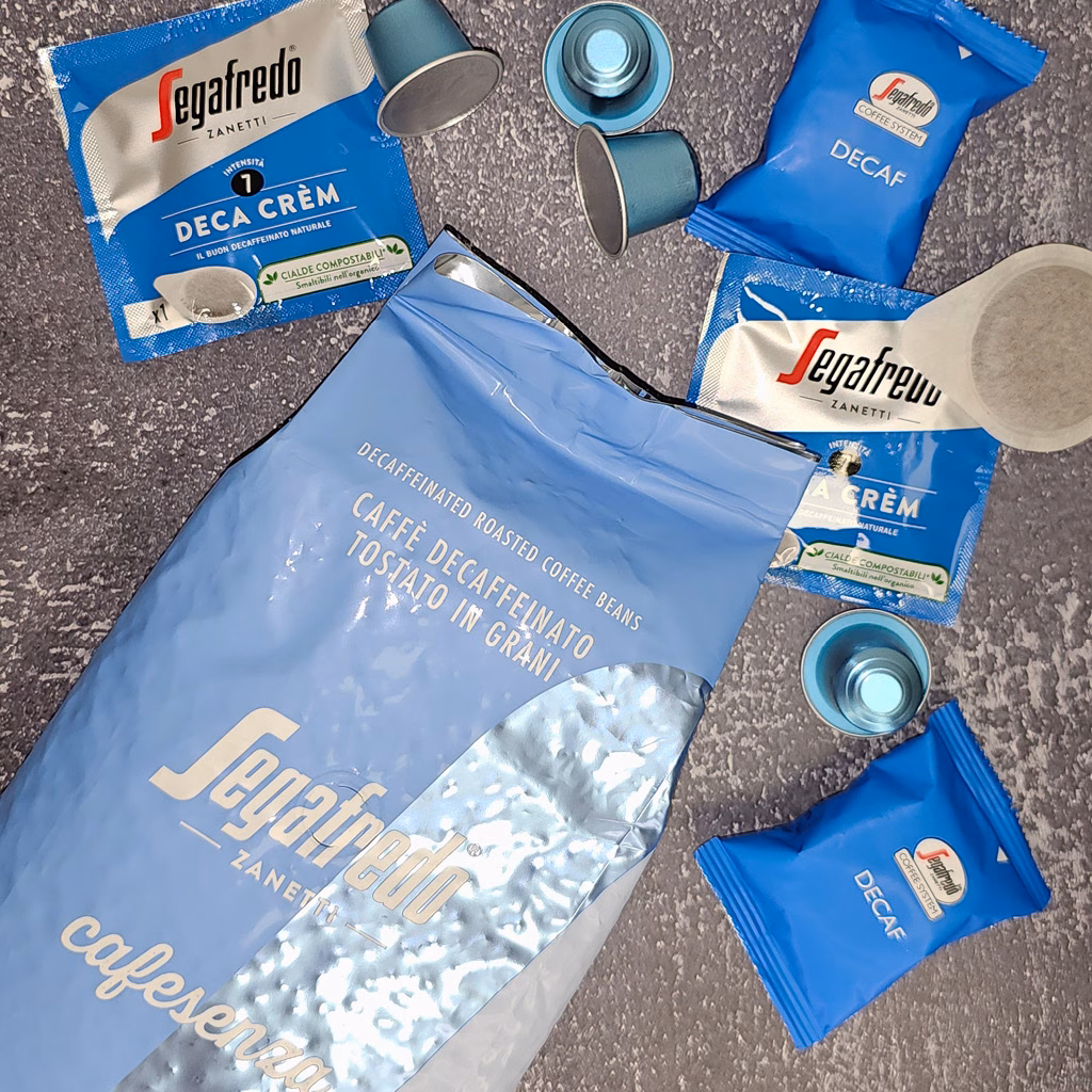 Moodbild von oben entkoffeinierte Produkte in Alu-Kapseln, Softpads und Bohnen im Beutel
